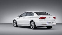 Volkswagen Passat B8 GTE sedan (2015) - widok z tyłu