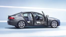 Jaguar XE 2.5T Portfolio (2015) - prawy bok - drzwi otwarte