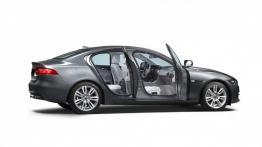 Jaguar XE 2.5T Portfolio (2015) - prawy bok - drzwi otwarte