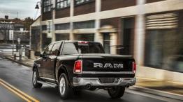 Ram 1500 Laramie Limited (2015) - widok z tyłu