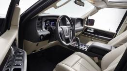 Lincoln Navigator III Facelifting (2015) - widok ogólny wnętrza z przodu