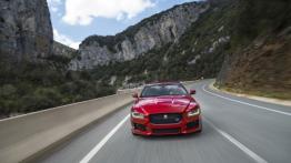 Jaguar XE S Italian Racing Red (2015) - widok z przodu