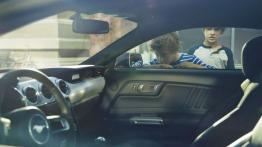 Ford Mustang VI GT (2015) - widok ogólny wnętrza z przodu