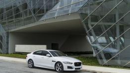 Jaguar XE 2.0d R-Sport Polaris White (2015) - prawy bok