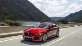 Jaguar XE S Italian Racing Red (2015) - widok z przodu