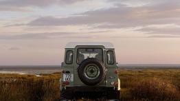 Land Rover Defender Heritage Edition (2015) - widok z tyłu