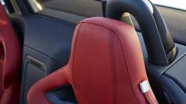 Jaguar F-Type AWD R Roadster Glacier White (2015) - zagłówek na fotelu kierowcy, widok z przodu