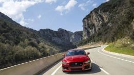 Jaguar XE S Italian Racing Red (2015) - widok z przodu
