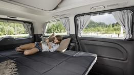Mercedes Marco Polo ACTIVITY 220 CDI (2015) - tylna kanapa złożona, widok z kabiny