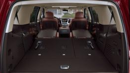Chevrolet Tahoe 2015 - tylna kanapa złożona, widok z bagażnika
