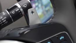 Jaguar XE 2.5T Portfolio (2015) - manetka zmiany biegów pod kierownicą