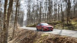 Jaguar XE S Italian Racing Red (2015) - widok z przodu