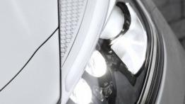 Citroen DS3 Facelifting (2015) - lewy przedni reflektor - włączony