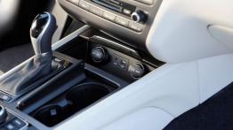 Hyundai Genesis II (2015) - gniazda multimedialne w konsoli środkowej