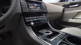 Jaguar XE 2.5T Portfolio (2015) - konsola środkowa