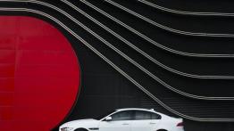 Jaguar XE 2.0d R-Sport Polaris White (2015) - lewy bok