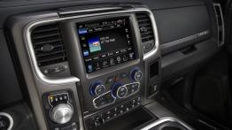 Ram 1500 Laramie Limited (2015) - konsola środkowa