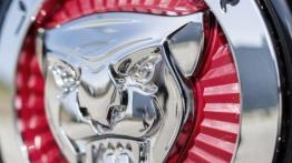 Jaguar XE S Italian Racing Red (2015) - logo