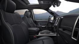 Ram 1500 Laramie Limited (2015) - widok ogólny wnętrza z przodu