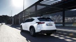 Lexus NX 200t F-Sport (2015) - widok z tyłu