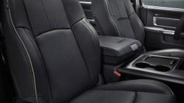 Ram 1500 Laramie Limited (2015) - fotel pasażera, widok z przodu