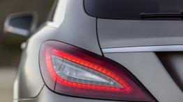 Mercedes CLS 400 Shooting Brake X218 Facelifting (2015) - lewy tylny reflektor - włączony