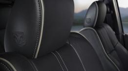 Ram 1500 Laramie Limited (2015) - zagłówek na fotelu pasażera, widok z przodu