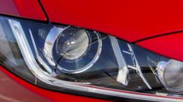 Jaguar XE S Italian Racing Red (2015) - prawy przedni reflektor - wyłączony