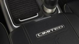 Ram 1500 Laramie Limited (2015) - tunel środkowy między fotelami