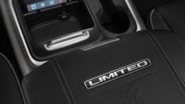Ram 1500 Laramie Limited (2015) - tunel środkowy między fotelami