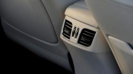 Hyundai Genesis II (2015) - tunel środkowy z tyłu