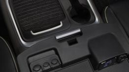 Ram 1500 Laramie Limited (2015) - tunel środkowy między fotelami