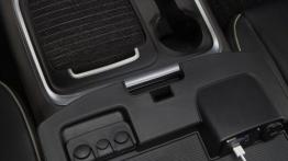 Ram 1500 Laramie Limited (2015) - tunel środkowy między fotelami