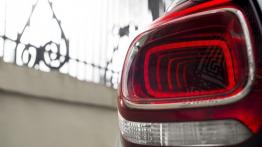 Citroen DS3 Facelifting (2015) - lewy tylny reflektor - włączony