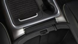 Ram 1500 Laramie Limited (2015) - tunel środkowy między fotelami