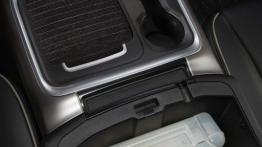 Ram 1500 Laramie Limited (2015) - tunel środkowy między fotelami