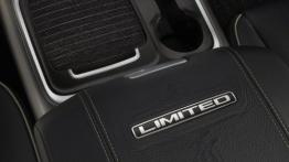 Ram 1500 Laramie Limited (2015) - tunel środkowy między fotelami