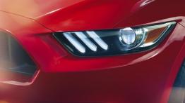 Ford Mustang VI GT (2015) - lewy przedni reflektor - włączony