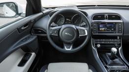 Jaguar XE 2.0d R-Sport Polaris White (2015) - kokpit