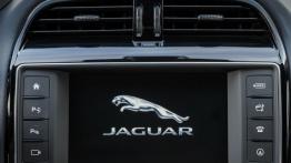 Jaguar XE 2.0d R-Sport Polaris White (2015) - ekran systemu multimedialnego