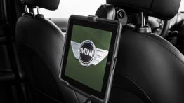 Mini Countryman Facelifting (2015) - ekran systemu multimedialnego z tyłu