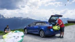 Toyota Avensis III Kombi Facelifting (2015) - tył - bagażnik otwarty