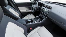 Jaguar XE 2.0d R-Sport Polaris White (2015) - widok ogólny wnętrza z przodu