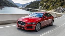 Jaguar XE S Italian Racing Red (2015) - lewy bok