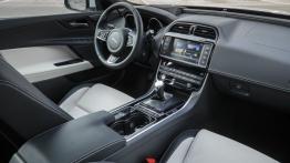 Jaguar XE 2.0d R-Sport Polaris White (2015) - widok ogólny wnętrza z przodu