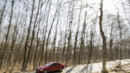 Jaguar XE S Italian Racing Red (2015) - lewy bok