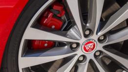 Jaguar XE S Italian Racing Red (2015) - zacisk hamulcowy