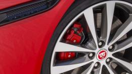 Jaguar XE S Italian Racing Red (2015) - opona