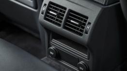 Jaguar XE 2.0d R-Sport Polaris White (2015) - tunel środkowy z tyłu