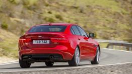 Jaguar XE S Italian Racing Red (2015) - widok z tyłu